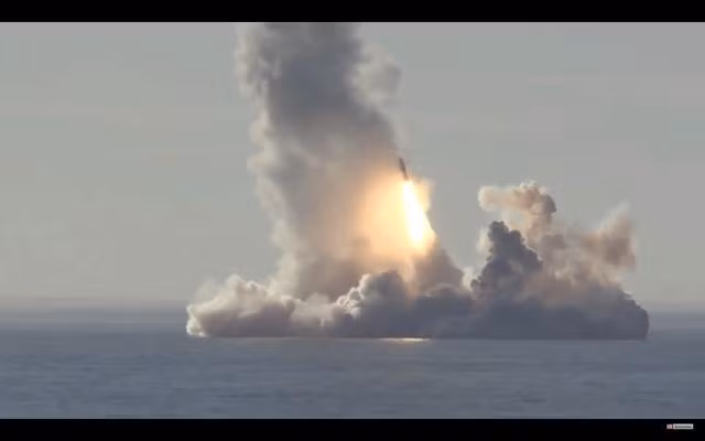 Trước đó, phiên bản JL-1 được Trung Quốc sử dụng từ cuối thập niên 80 của thế kỷ trước với trọng lượng 14.700 kg và có khả năng tấn công mục tiêu trong tầm bắn tối đa 1770 km. Nguồn ảnh: Sina.