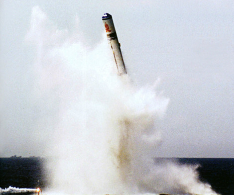 Phiên bản tên lửa đạn đạo JL-2 trước đây cũng mới được Trung Quốc đưa vào sử dụng từ năm 2015, được sử dụng trên các tàu ngầm lớp Type 094 của Hải quân Trung Quốc. Phiên bản này có trọng lượng 42.000 kg, dài 13 mét nhưng chỉ mang được một đầu đạn duy nhất. Nguồn ảnh: Sina.