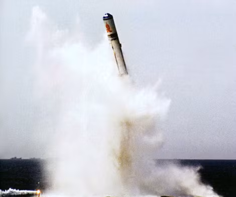 Phiên bản tên lửa đạn đạo JL-2 trước đây cũng mới được Trung Quốc đưa vào sử dụng từ năm 2015, được sử dụng trên các tàu ngầm lớp Type 094 của Hải quân Trung Quốc. Phiên bản này có trọng lượng 42.000 kg, dài 13 mét nhưng chỉ mang được một đầu đạn duy nhất. Nguồn ảnh: Sina.