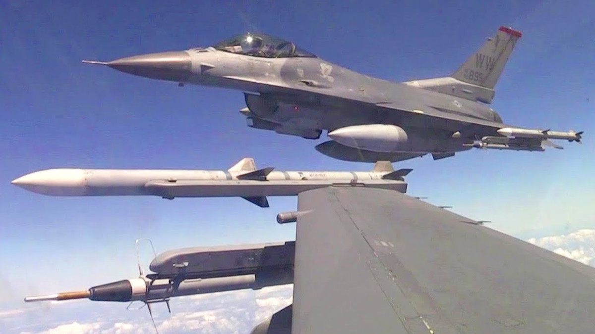 F-16 có tổng cộng 11 giá treo vũ khí ở hai bên đầu cánh, dưới cánh và dưới thân. Tuỳ thuộc vào từng nhiệm vụ mà F-16 có thể được mang theo tối đa từ 6 tới 8 tên lửa không đối không hoặc 4 tới 6 tên lửa không đối đất các loại. Nguồn ảnh: Sina.