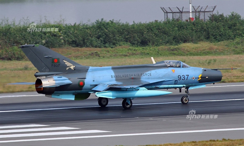 Các loại bom dẫn đường được xác định là bom trượt LS-6 được sử dụng trên những tiêm kích F-7BGI này. F-7BGI có thiết kế cải tiến cho phép máy bay bay được với tốc độ tối đa Mach 2.2, 7 giá treo vũ khí dưới hai cánh và dưới thân. Nguồn ảnh: Sina.