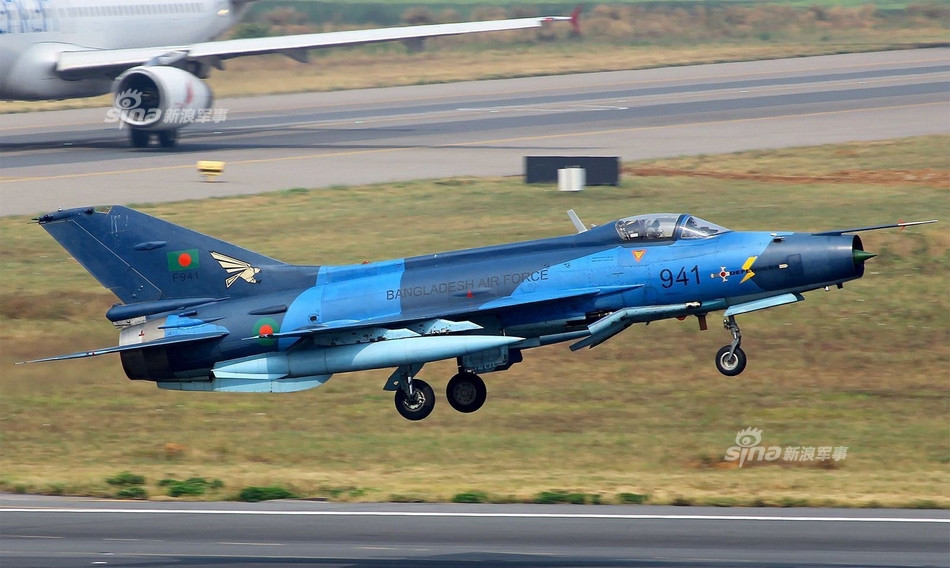 Điểm đặc biệt của F-7BGI đó là nó được trang bị hệ thống radar điều khiển hoả lực cho phép loại tiêm kích này có thể triển khai được các loại vũ khí dẫn đường bao gồm tên lửa không đối không, bom lade có dẫn đường và bom GPS. Nguồn ảnh: Sina.