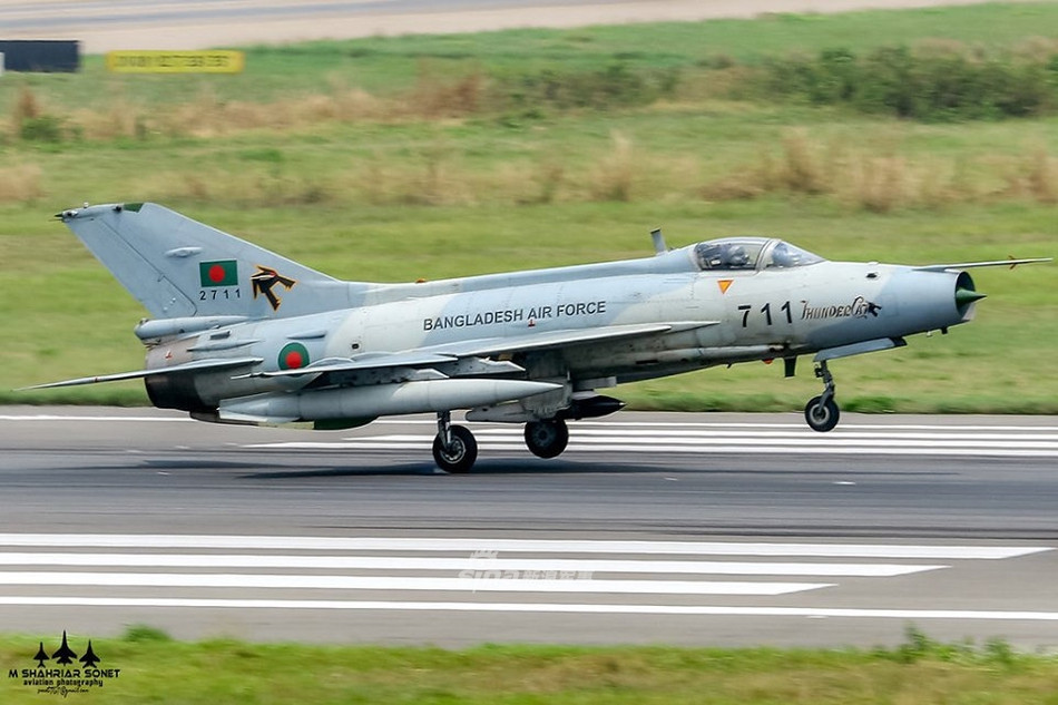 Trong đó có 12 chiếc tiêm kích F-7BG được thiết kế để làm chuyên nhiệm vụ đánh chặn, 4 chiếc FT-7BG bao gồm hai ghế lái có thể dùng vào nhiệm vụ huấn luyện. Toàn bộ 16 chiếc này đều được đưa vào biên chế Bangladesh từ năm 2007. Nguồn ảnh: Sina.