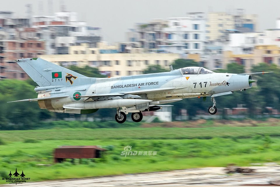 Hiện tại trong biên chế Không quân Bangladesh đang sử dụng 12 chiếc Chengdu J-7 phiên bản F-7BG và 4 chiếc FT-7BG cùng với 16 chiếc F-7 BGI được sử dụng trong biên chế của mình. Nguồn ảnh: Sina.