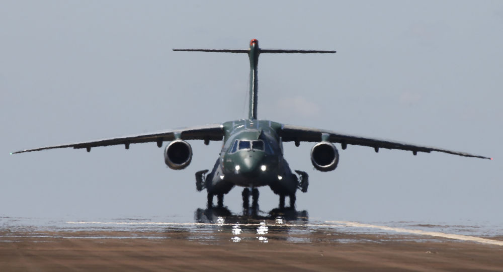 Không quân Brazil hiện đang thử nghiệm máy bay vận tải Embraer KC-390 tại bãi thử nghiệm Yuma, Mỹ. Trong thời gian thử nghiệm tại Mỹ, các máy bay vận tải KC-390 sẽ được sử dụng trong các kỹ thuật bay thấp cực kỳ nguy hiểm. Nguồn ảnh: QQ.