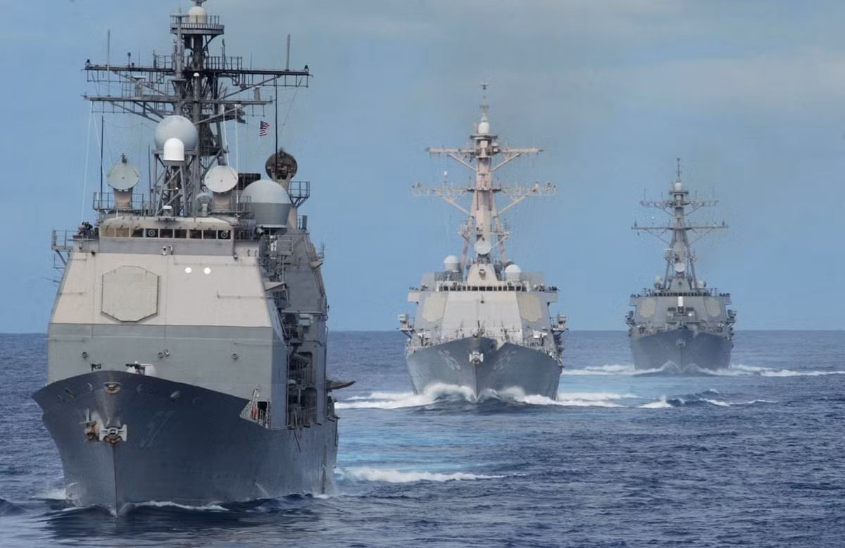 Ngoài ra, vùng biển này còn có sự tranh chấp giữa rất nhiều quốc gia, bất cứ xung đột nào giữa các bên trong khu vực xảy ra ở Biển Đông, tuyến đường biển thương mại đi qua đây đều sẽ bị ảnh hưởng và ảnh hưởng đó có thể tác động trực tiếp tới kinh tế toàn cầu. Nguồn ảnh: USAtoday.