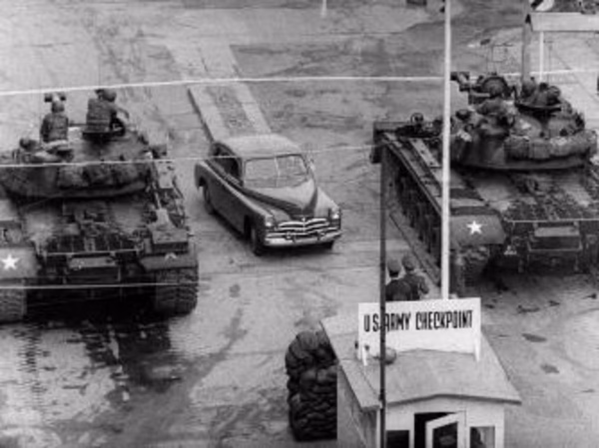 Trong cuộc khủng hoảng Berlin 1961 hay còn được biết tới với cái tên Khủng hoảng Berlin thứ 2 bắt đầu vào ngày 27/10/1961 - ngay sau khi Liên xô khởi công xây dựng Bức tường Berlin. Nguồn ảnh: Thearchive.