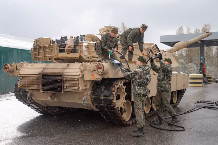 Thuỷ quân Lục chiến từ Nhóm Thuỷ quân Lục chiến số 2 bay tới căn cứ quân sự Lejeune ở Na Uy trước khi tiếp nhận những xe tăng dự bị trong kho chứa tại căn cứ này chuẩn bị cho cuộc tập trận. Nguồn ảnh: BI.