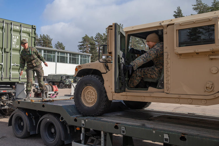 Năm ngoái, chỉ một trung đội xe tăng M1A1 Abrams của Thuỷ quân Lục chiến tham gia cuộc tập trận. Năm nay, ngoài một trung đội xe tăng chủ lực M1A1 Abrams còn có một trung đội bọc thép nhẹ cùng với một đơn vị Humvee và các xe tăng vận tải 7 tấn. Nguồn ảnh: BI.