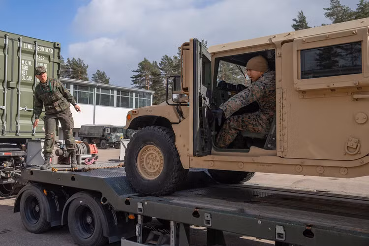 Năm ngoái, chỉ một trung đội xe tăng M1A1 Abrams của Thuỷ quân Lục chiến tham gia cuộc tập trận. Năm nay, ngoài một trung đội xe tăng chủ lực M1A1 Abrams còn có một trung đội bọc thép nhẹ cùng với một đơn vị Humvee và các xe tăng vận tải 7 tấn. Nguồn ảnh: BI.