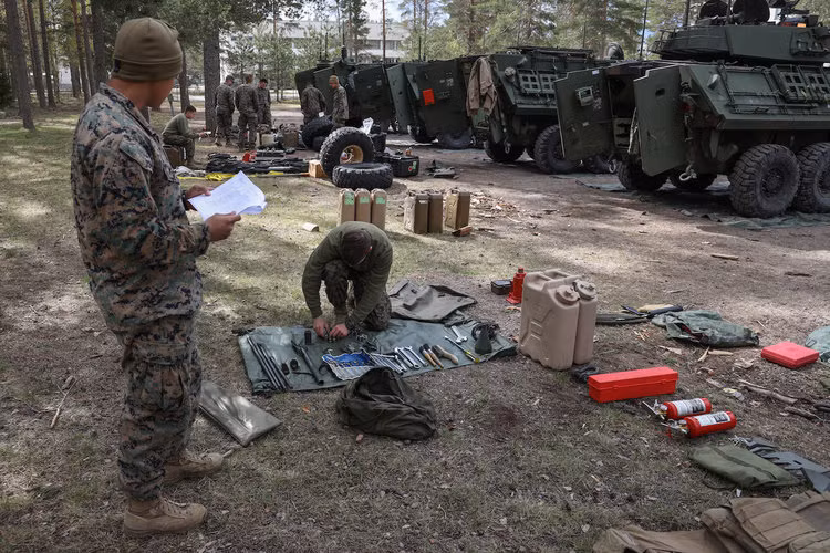 Trong năm nay, ngoài các loại xe tăng chiến đấu chủ lực còn có cả các xe thiết giáp bánh lốp - cung cấp tốc độ di chuyển cao trên chiến trường, phù hợp với kịch bản tập trận chung trong năm nay. Nguồn ảnh: BI.
