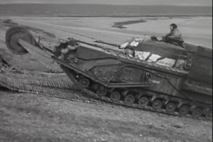 Nếu muốn nhanh gọn và đơn giản hơn, người ta sẽ sử dụng tới kiểu "trải chiếu" như thế này. Các tuyến đường được trải chiếu đủ sức đưa phương tiện thiết giáp hạng nặng vượt bãi biển mà không sợ bị cát lún. Nguồn ảnh: IWM.