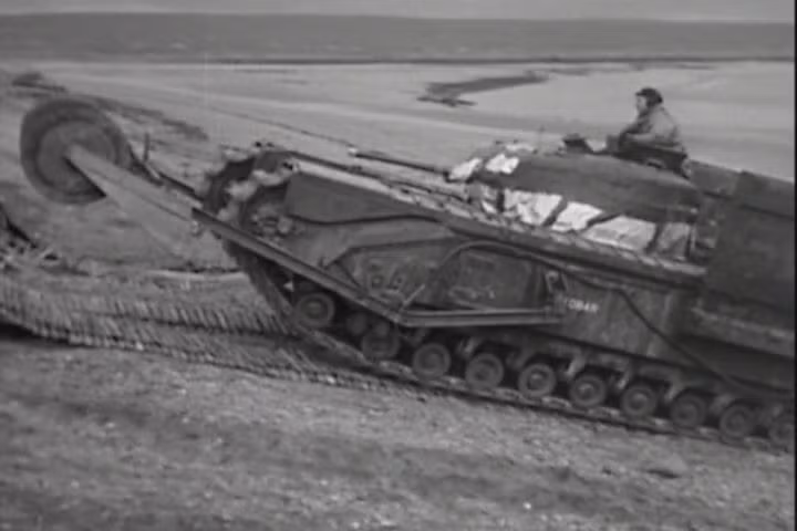 Nếu muốn nhanh gọn và đơn giản hơn, người ta sẽ sử dụng tới kiểu "trải chiếu" như thế này. Các tuyến đường được trải chiếu đủ sức đưa phương tiện thiết giáp hạng nặng vượt bãi biển mà không sợ bị cát lún. Nguồn ảnh: IWM.