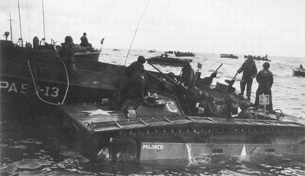 Dù cuộc đổ bộ ngoài bãi biển sử dụng tàu há mồm, các loại xe bánh xích lưỡng cư vẫn xuất hiện ở Normandie với số lượng khá nhiều. Tuy nhiên các loại phương tiện này về sau chỉ được sử dụng làm nhiệm vụ hậu cần, tải thương với khả năng di chuyển thẳng từ trên đất liền, mang thương binh ra tàu bệnh viện trên biển. Nguồn ảnh: IWM.