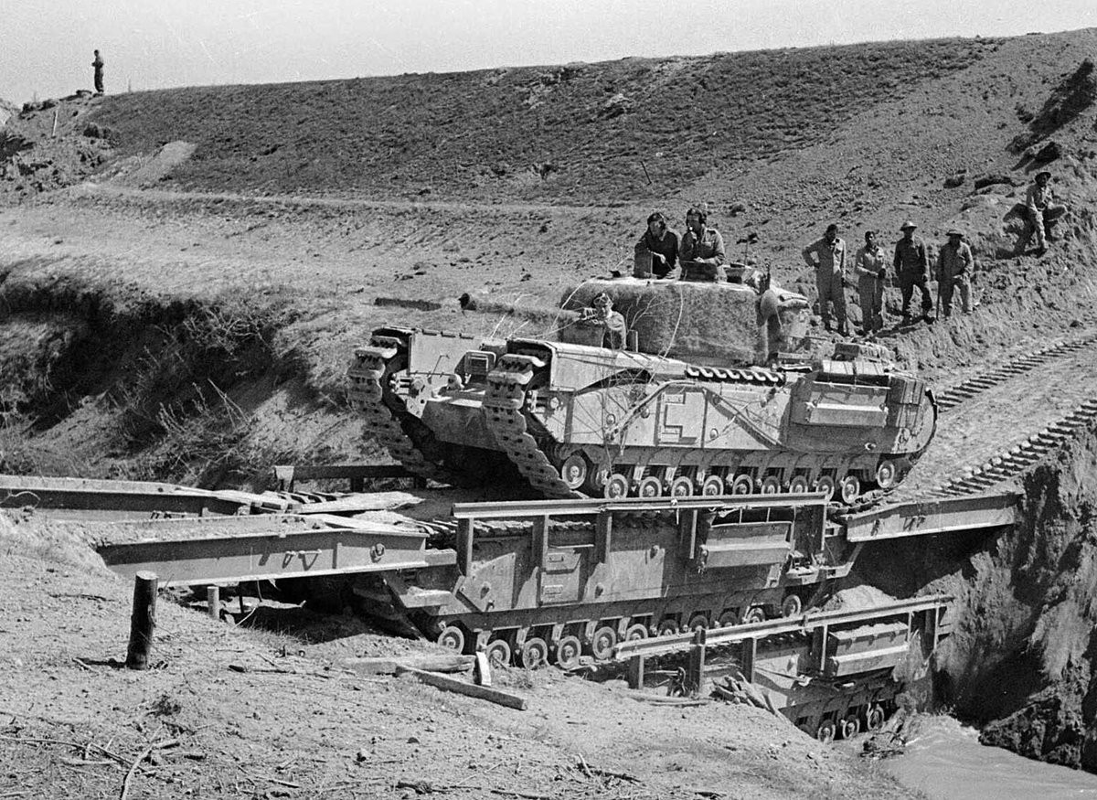 Ngoài các phương tiện cơ động cao như SBG, quân Đồng minh còn sử dụng cả giải pháp thay thế đắt tiền khác đó là sử dụng luôn thân xe tăng Churchill tháo bỏ tháp pháo, xếp chồng lên nhau thành cầu cực kỳ chắc chắn và đảm bảo khó bị đánh sập hơn nhiều các loại cầu thông thường. Nguồn ảnh: IWM.