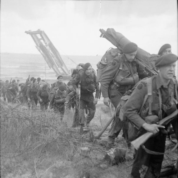 Với những rãnh lớn hơn hoặc các khu vực bờ biển đầy cát lún, một loại phương tiện công binh mang tên SBG được thiết kế để đặt cầu - tạo đường di chuyển cho phương tiện thiết giáp trong khu vực này. Nguồn ảnh: IWM.