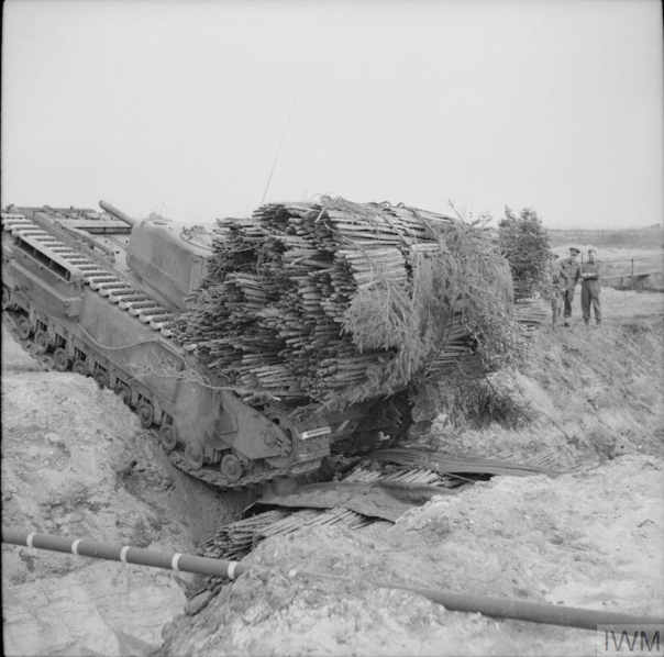 Để dọn được đường qua những hố cát, rãnh cắt địa hình chằng chịt ở miền Bắc Normandie, Pháp, quân Đồng minh có giải pháp rất thông minh đó là sử dụng các bó gỗ cỡ nhỏ. Các loại bó gỗ này khi được nèn chặt vào rãnh nứt, có thể chịu được trọng lượng của cả xe tăng hạng nặng. Nguồn ảnh: IWM.