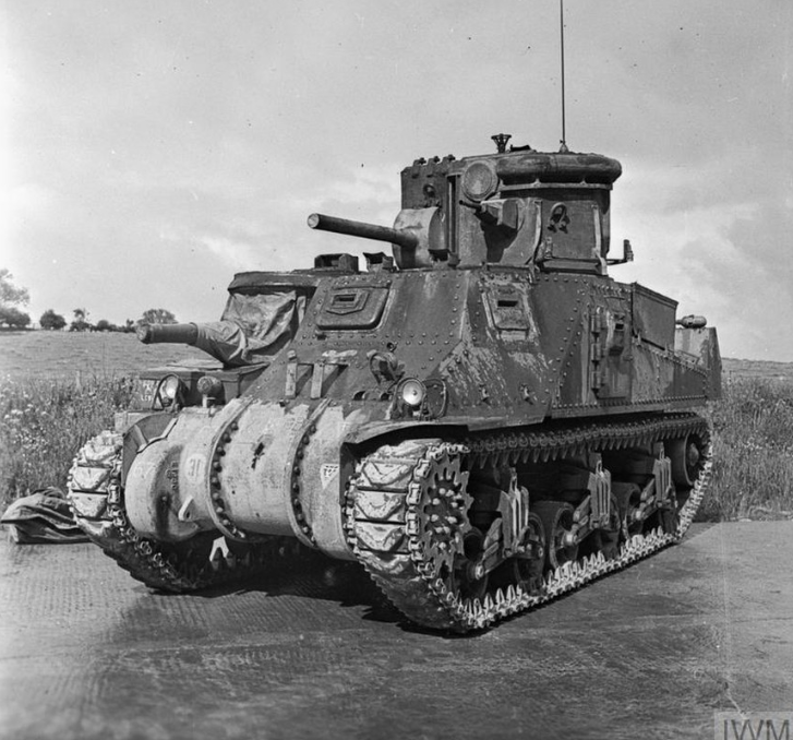 Canal Defence Light hay CDL cũng là một loại phương tiện cực dị khác xuất hiện ở Normandie. Đây là loại phương tiện chuyên phục vụ cho đánh đêm với một... đèn pha công suất lớn trên nóc. Khi chiến thẳng vào chiến hào của đối phương, đèn pha của CDL có thể khiến đối phương bị chói mắt và giảm tầm nhìn. Nếu chiếu thẳng chưa đủ, CDL còn có chức năng... nháy liên tục, đảm bảo đối phương "nổ đom đóm" mắt và mất khả năng chiến đấu. Nguồn ảnh: IWM.