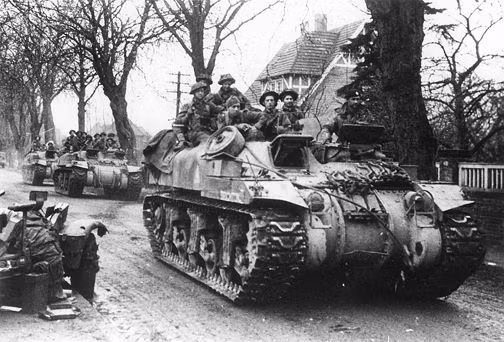 Một loại phương tiện thiết giáp cực dị khác được sử dụng bởi lính Canada và Australia đó là xe thiết giáp chở quân Kangaroo. Thực tế, đây chỉ đơn giản là xe tăng Sherman tháo tháp pháo và được biến thành xe chở quân. Nguồn ảnh: IWM.