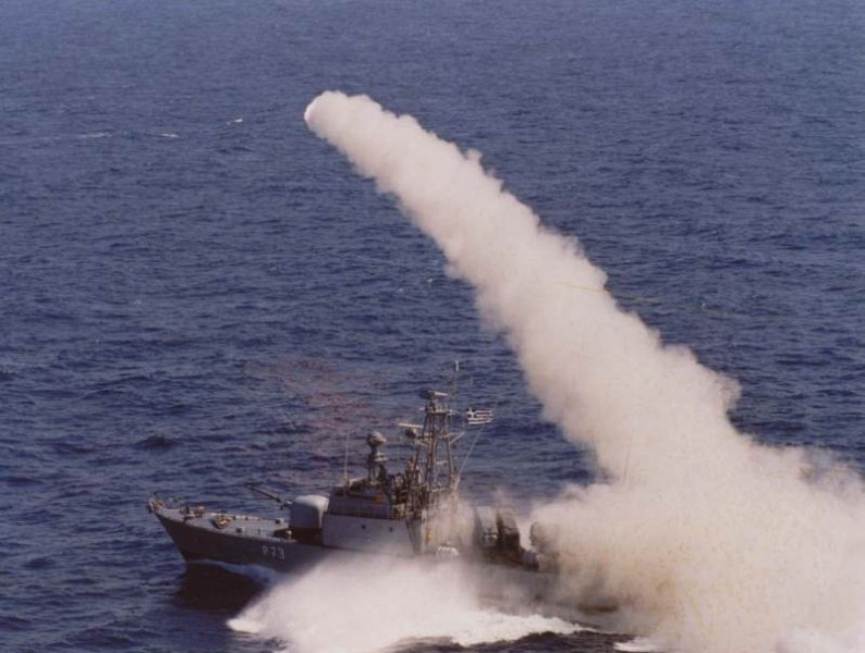 Do bay ở độ cao thấp, tên lửa chống hạm sử dụng kỹ thuật Sea Skimming sẽ tấn công vào phần thấp bên mạn tàu - khu vực mớm nước - khiến nước tràn vào bên trong tàu ngay lập tức. Đây là một sự lợi hại cực kỳ lớn, giúp tên lửa chống hạm có được một phần sức mạnh như của ngư lôi.