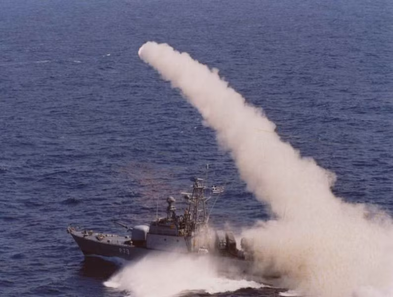 Do bay ở độ cao thấp, tên lửa chống hạm sử dụng kỹ thuật Sea Skimming sẽ tấn công vào phần thấp bên mạn tàu - khu vực mớm nước - khiến nước tràn vào bên trong tàu ngay lập tức. Đây là một sự lợi hại cực kỳ lớn, giúp tên lửa chống hạm có được một phần sức mạnh như của ngư lôi.