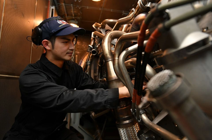 Thậm chí trong khoang máy của khu trục hạm này cũng không hề có dấu hiệu của sự bừa bộn. Nguồn ảnh: Sina.