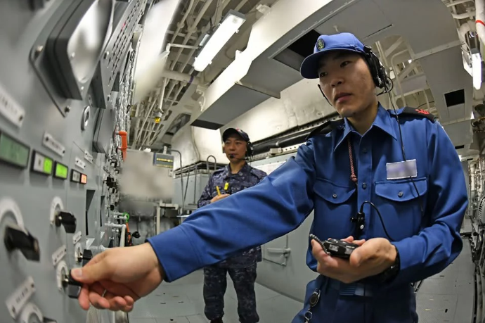 Do không có lực lượng quân đội một cách chính thức, toàn bộ thuỷ thủ đoàn trên các khu trục hạm của Nhật đều chỉ được coi là "viên chức nhà nước" chứ không phải binh lính như thông thường. Nguồn ảnh: Sina.