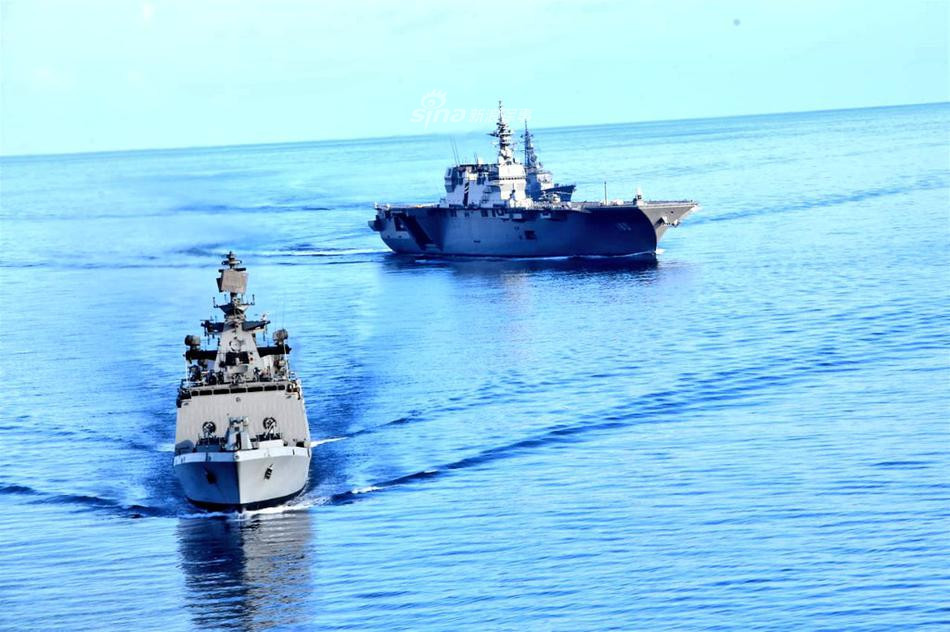 Tàu Izumo có độ giãn nước tối đa lên tới 27.000 tấn. Trong tương lai, khi các khu trục hạm lớp Izumo của Nhật được trang bị thêm khả năng triển khai máy bay F-35B, các khu trục hạm mang trực thăng này sẽ được đổi tên thành "khu trục hạm đa chức năng". Nguồn ảnh: Sina.