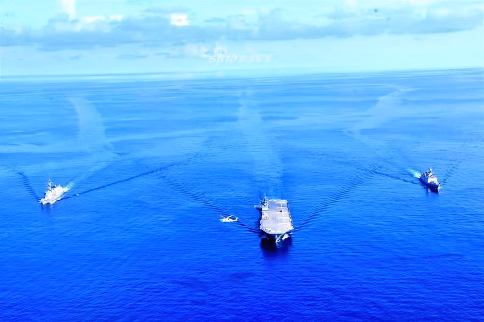 Tàu khu trục mang trực thăng Izumo - tàu khu trục lớn nhất của Nhật và cũng là lớn nhất của thế giới ở thời điểm hiện tại cũng là "khách quen" của vùng biển Ấn Độ Dương. Nguồn ảnh: Sina.