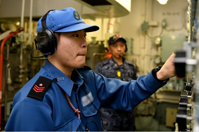 Tàu được trang bị 4 động cơ GE LM2500 do Mỹ sản xuất. Đây là loại động cơ tua-bin khí, cung cấp công suất khoảng 33.600 sức ngựa. Loại động cơ này đã được Mỹ thiết kế từ những năm 60 của thế kỷ trước. Nguồn ảnh: Sina.