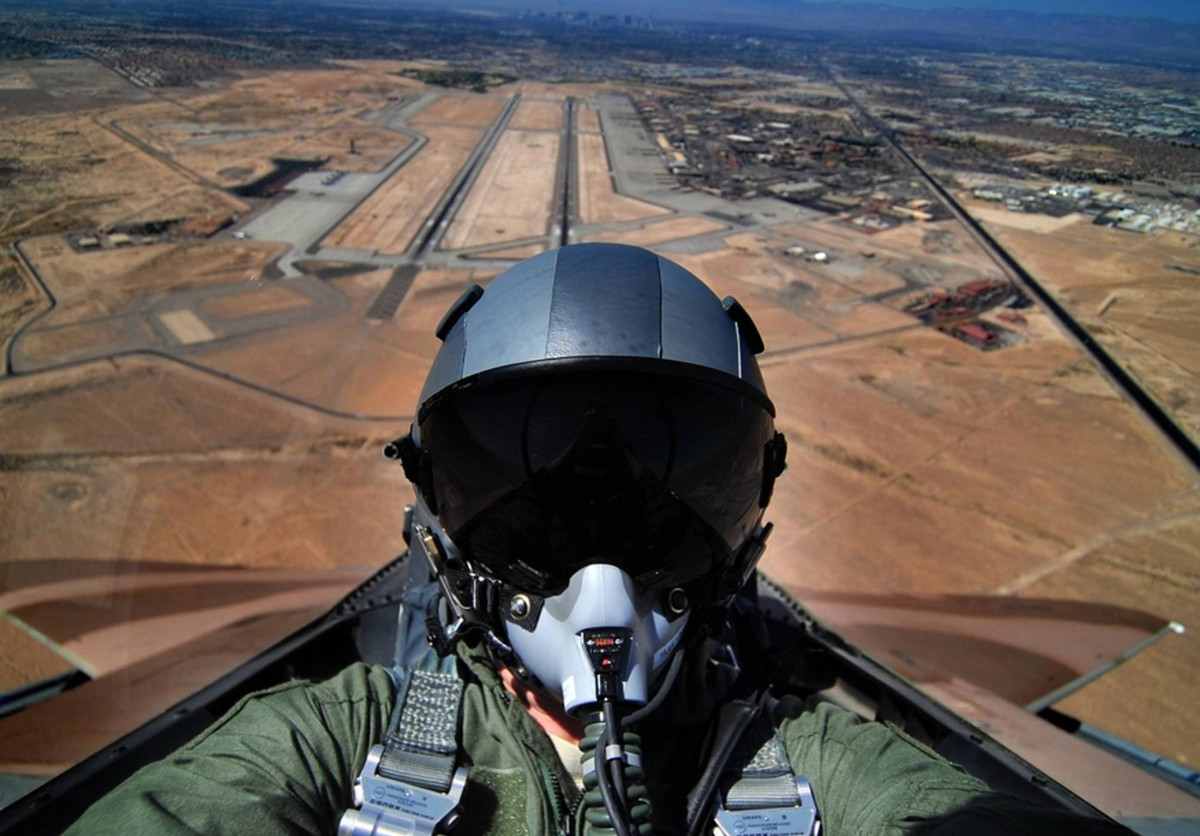 Trong khi đó với Không quân Hải quân Mỹ, lực lượng này lại chú trọng vào việc thực hiện đa nhiệm vụ bao gồm cả từ cứu hộ cứu nạn cho tới hỗ trợ hỏa lực trên không. Điều này khiến áp lực mà các phi công Không quân Hải quân Mỹ chịu đựng trong quá trình huấn luyện là cao hơn nhiều so với phi công Không quân. Nguồn ảnh: Wearethemighty.