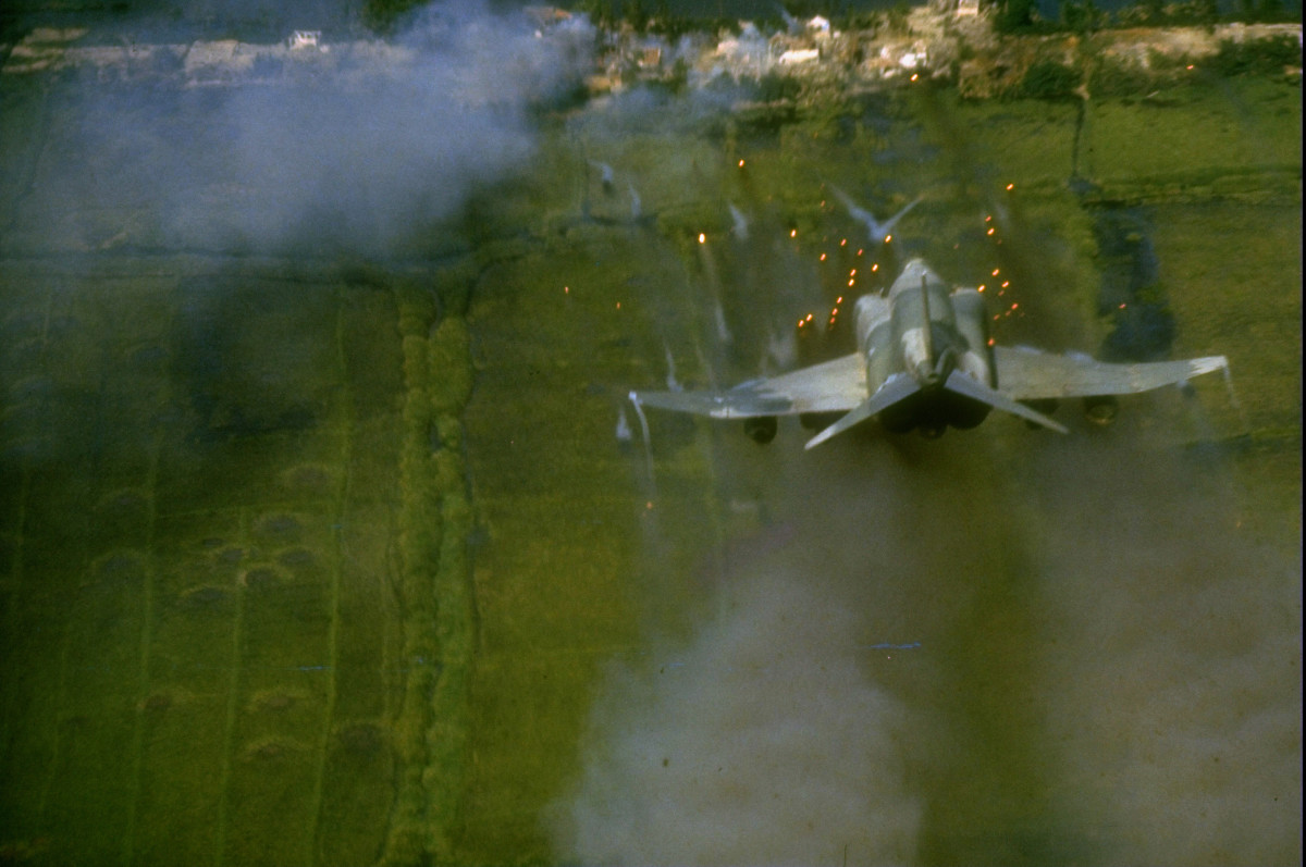 Trong số đó, có 1737 chiếc bị rơi khi đang làm nhiệm vụ, 514 chiếc khác bị hư hỏng không thể khắc phục do tai nạn. Trong số 2251 máy bay của Không quân Mỹ bị hạ có 2197 máy bay cánh bằng, số còn lại là máy bay trực thăng. Nguồn ảnh: TL.