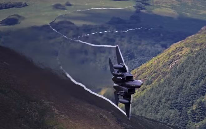 Cụ thể, Lầu Năm Góc đã từng úp mở về việc chi thêm 7,6 tỷ USD để nâng cấp hệ thông tác chiến điện tử trên chiến đấu cơ F-15. Nguồn ảnh: BI.