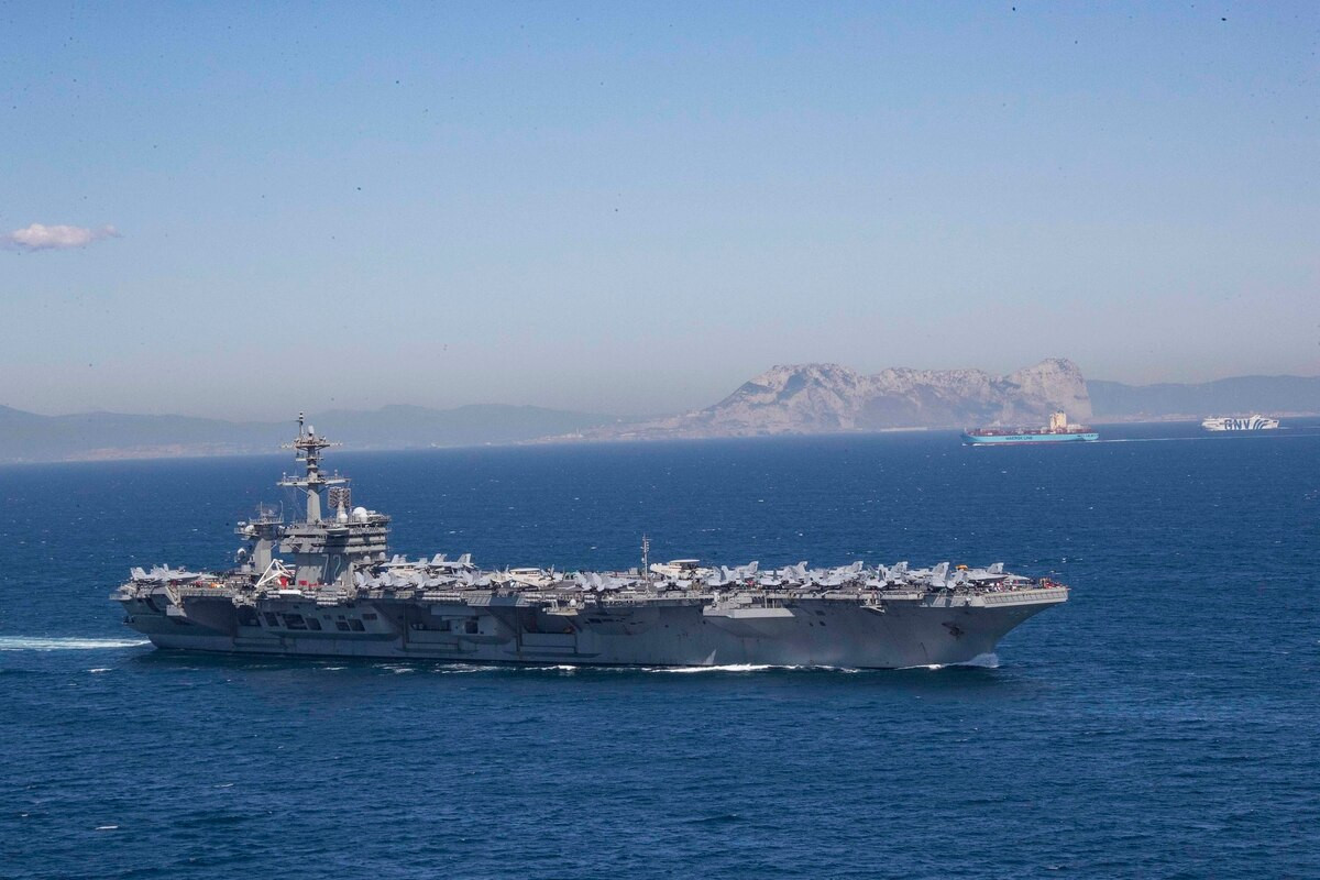 Tàu sân bay USS Abraham Lincoln hiện đang làm chỉ huy nhóm tác chiến của Mỹ trong khu vực biển Ả Rập đã được hạ thuỷ từ năm 1988 và bắt đầu gia nhập biên chế Quân đội Mỹ từ năm 1989. Đây là tàu sân bay hạt nhân được đóng theo lớp Nimitz cải tiến, có độ giãn nước lên tới 104.000 tấn. Nguồn ảnh: QQ.