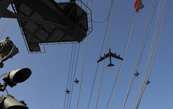 Bộ đôi vũ khí này hôm 1/6 vừa qua cũng đã thực hiện một cuộc tập trận trên biển Ả Rập. Cuộc tập trận mô phỏng lại một cuộc tấn công hiệp đồng từ trên không với sự tham gia của mọi loại máy bay trong khu vực. Nguồn ảnh: QQ.