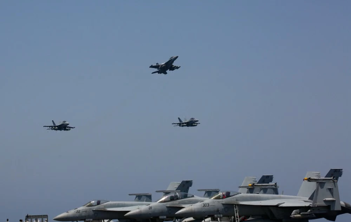 Loại tiêm kích F/A-18 cũng có thể coi là một "con bài nguyên tử" khác của Quân đội Mỹ tại Trung Đông dù rằng loại máy bay này ít được biết tới với vai trò mang theo vũ khí hạt nhân của nó. Nguồn ảnh: QQ.