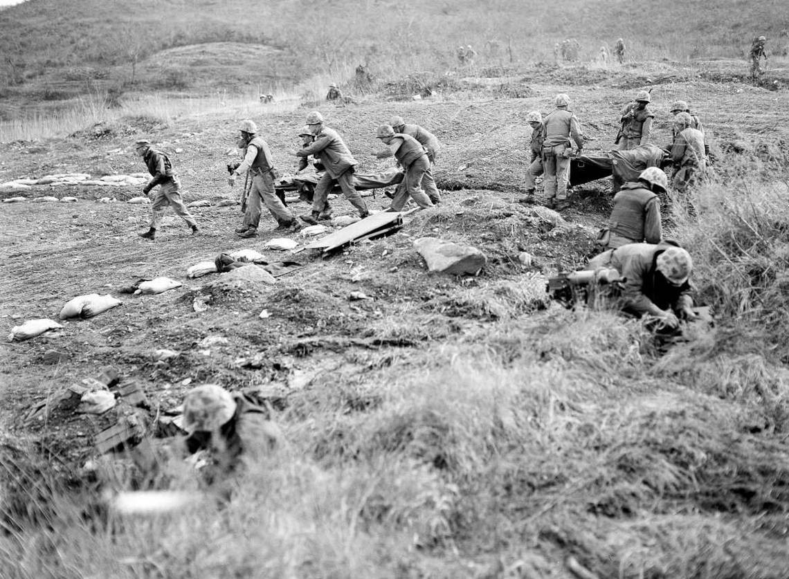 Ngay sau đó là màn so găng cực kỳ căng thẳng giữa quân đội Mỹ và quân đội Trung Quốc trên đất Triều Tiên, Hàn Quốc. Seoul cùng với Bình Nhưỡng đã đổi chủ lên tới 4 lần trước khi hiệp định ngừng bắn được các bên ký kết. Mặc dù được coi là cuộc chiến tranh bị lãng quên và kéo dài có vài năm, đã có tới 36.000 lính Mỹ thiệt mạng trong cuộc chiến này - nhiều bằng 2/3 số lĩnh Mỹ thiệt mạng trong cuộc Chiến tranh Việt Nam. Nguồn ảnh: BI.