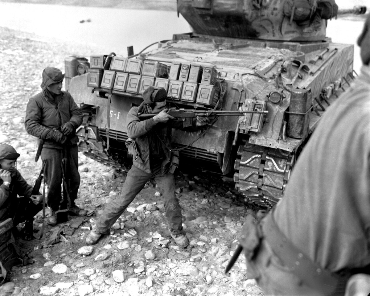 Thực tế thì quân đội Hàn Quốc đã "bung chốt" ngay lập tức và liên tục phải rút lui, không thể cầm chân nổi quân đội Triều Tiên. Việc phán đoán nhầm về sức mạnh của quân đội Triều Tiên và quá chủ quan trong việc lên các phương án dự phòng đã khiến cả Hàn Quốc lẫn Mỹ rơi vào thế khó. Nguồn ảnh: BI.