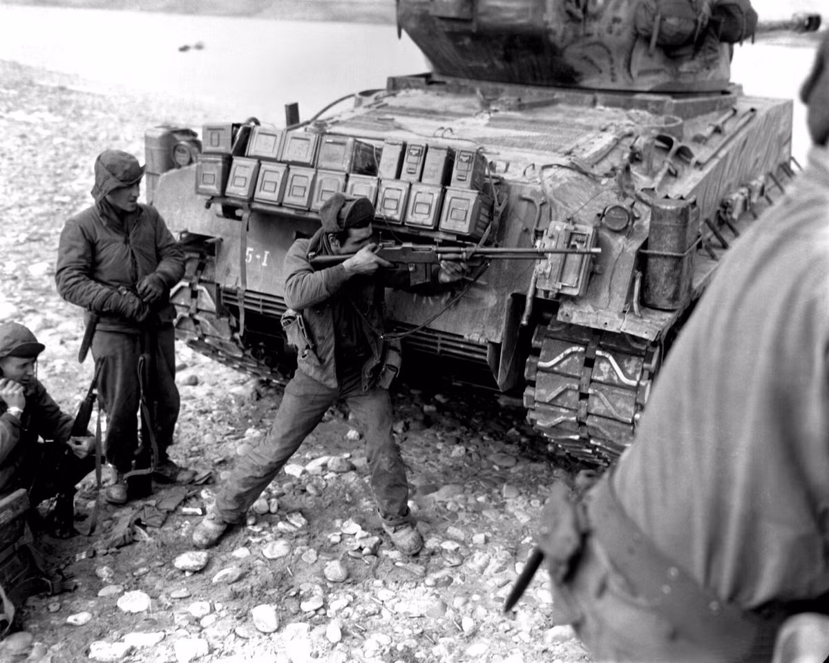 Thực tế thì quân đội Hàn Quốc đã "bung chốt" ngay lập tức và liên tục phải rút lui, không thể cầm chân nổi quân đội Triều Tiên. Việc phán đoán nhầm về sức mạnh của quân đội Triều Tiên và quá chủ quan trong việc lên các phương án dự phòng đã khiến cả Hàn Quốc lẫn Mỹ rơi vào thế khó. Nguồn ảnh: BI.