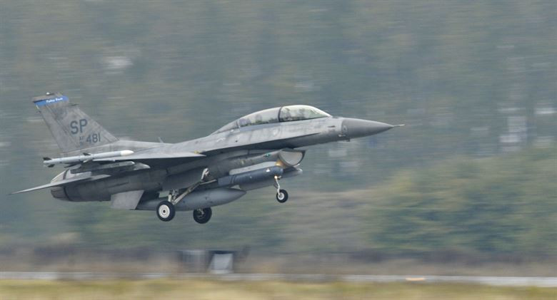 Thậm chí, chiến đấu cơ Gripen của Thuỵ Điển cũng có thể là một sự lựa chọn phù hợp thay thế cho các tiêm kích F-16 của Mỹ. Truyền thông Bulgaria cũng đánh giá tiêm kích Gripen có giá trị về mặt kinh tế tốt hơn nhiều so với F-16 dù cả hai loại máy bay này có tham số kỹ thuật khá tương đương. Nguồn ảnh: Zikal.