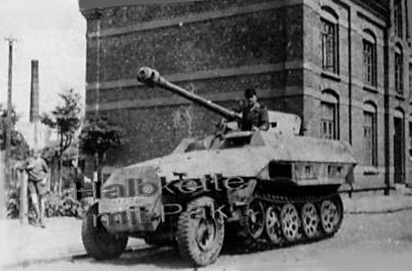 Nguyên bản, pháo 7,5cm Pak 40 có chiều dài nòng bằng 46 lần đường kính. Hai phiên bản khác được phát triển sau này nhưng chỉ được sản xuất với số lượng ít hơn đó là chiều dài nòng bằng 43 lần và 48 lần đường kính. Nguồn ảnh: Pakwagen.