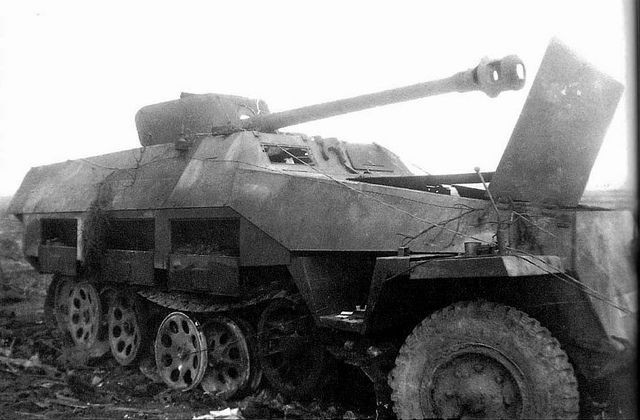 Trong chiến tranh Thế giới thứ hai, quân đội Đức đã sản xuất ra được tổng cộng 23.303 khẩu pháo loại này. Khẩu pháo này hiệu quả tới nỗi, trên nhiều loại pháo tự hành như Marder cũng sử dụng khẩu pháo này làm pháo chính. Nguồn ảnh: Pakwagen.