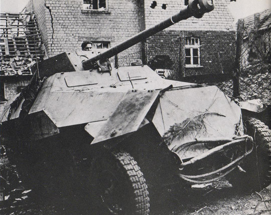 Thậm chí khi sử dụng đạn xuyên giáp APCR PzGr.40, ở cự ly 2000 mét Sdkfz 251/22 có thể xuyên được 65mm thép cán đồng nhất nghiêng 30 độ - nghĩa là đủ khả năng triệt hạ mọi loại xe tăng hạng trung của Đồng minh trên chiến trường. Nguồn ảnh: Pakwagen.