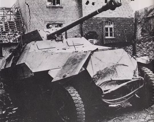 Thậm chí khi sử dụng đạn xuyên giáp APCR PzGr.40, ở cự ly 2000 mét Sdkfz 251/22 có thể xuyên được 65mm thép cán đồng nhất nghiêng 30 độ - nghĩa là đủ khả năng triệt hạ mọi loại xe tăng hạng trung của Đồng minh trên chiến trường. Nguồn ảnh: Pakwagen.