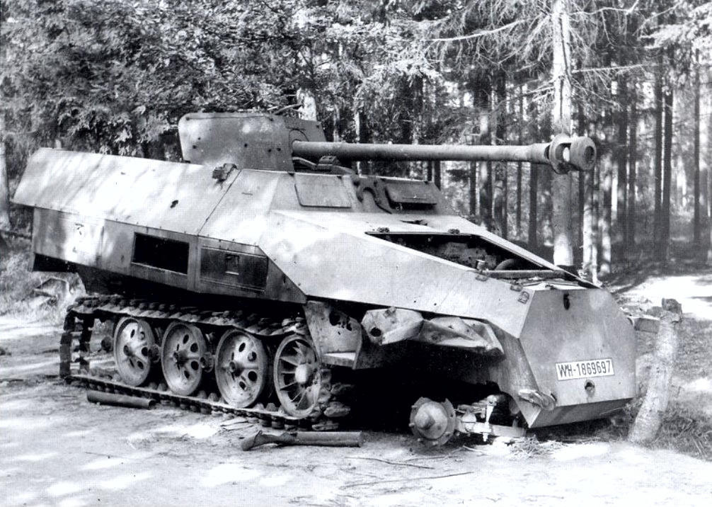 Bắt đầu được sử từ khoảng cuối năm 1943, pháo tự hành Sdkfz 251/22 đã được sản xuất với số lượng khoảng 1200 chiếc. Tuy nhiên đến khi số lượng Sdkfz 251/22 trên chiến trường đủ lớn, khẩu pháo tự hành này lại không được thực hiện đúng nhiệm vụ như chúng vốn có. Nguồn ảnh: Pakwagen.