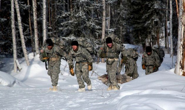 Bằng chứng cho việc căng thẳng quân sự Mỹ - Nga ở Bắc Cực đang tăng cao đó là việc cả hai quốc gia này đều công bố sách lược quân sự mới với khu vực này trong năm nay. Nguồn ảnh: BI.