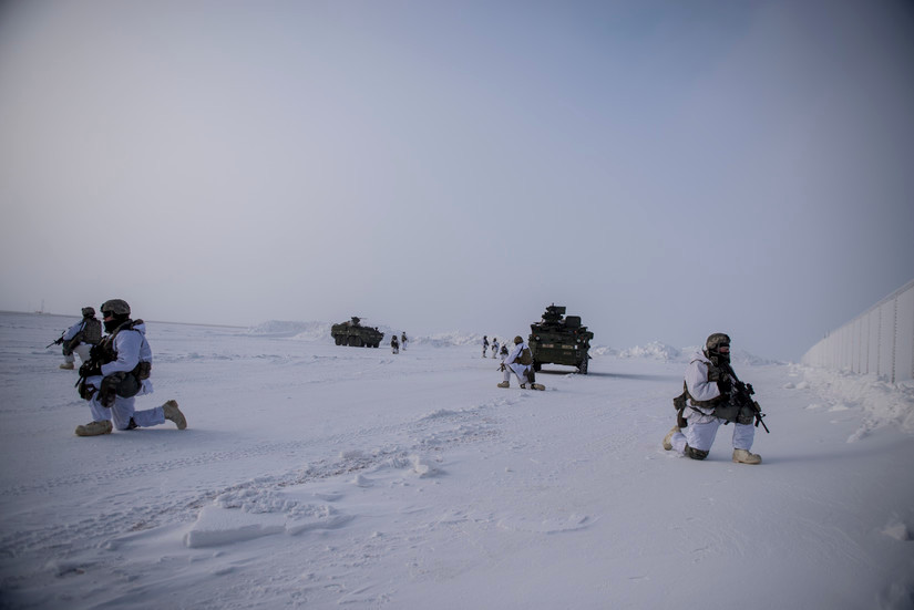 Mặc dù vậy, khi Nga đang dần nỗ lực hoàn thiện được những nhu cầu căn bản nhất cho một cuộc chiến mới ở Bắc Cực với việc hậu cần bằng đội tàu phá băng khổng lồ, thông tin liên lạc được phủ sóng gần như hoàn toàn thì Mỹ - một cường quốc quân sự của thế giới vẫn đang loay hoay không biết sẽ lắp trạm thông tin chuyển tiếp từ Bắc Cực về nhà hay... sử dụng điện thoại vệ tinh. Nguồn ảnh: BI.