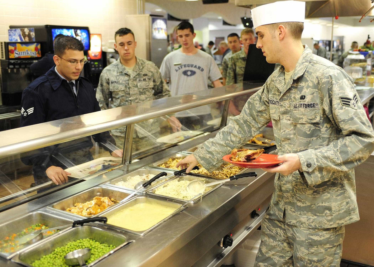 Các món ăn của phi công Mỹ luôn đa dạng, kết hợp nhiều loại văn hoá ẩm thực để phù hợp với đặc điểm đa chủng tộc của quốc gia và quân đội nước này. Nguồn ảnh: Baous.