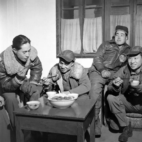 Bữa ăn "nhẹ" của các phi công thuộc Quân khu Côn Minh, Trung Quốc trong giai đoạn những năm 60 của thế kỷ trước. Nguồn ảnh: Baous.