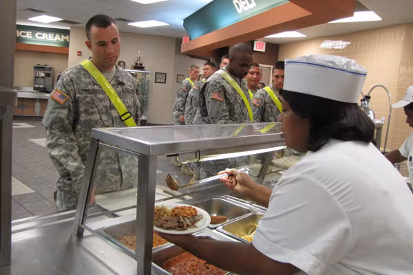 Tuy nhiên phi công quân sự Mỹ luôn được theo dõi sức khoẻ nghiêm ngặt, nếu cơ thể phi công mất cân bằng trong chế độ dinh dưỡng, họ sẽ bị "thiết quân luật" chế độ ăn theo tiêu chuẩn chỉ định ngay lập tức. Nguồn ảnh: Baous.